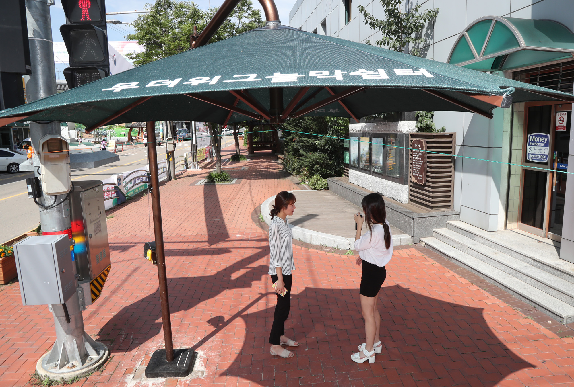 막바지 무더위, 길거리 쉼터서 피하세요 2