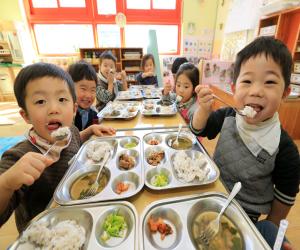 '산청군 어린이집 “우린 친환경쌀 밥 먹어요”'
