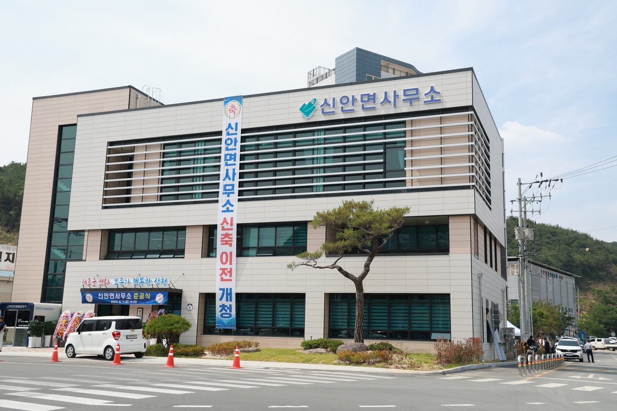 안병호 내고마을 이장, 신안면에 쌀 기부 1