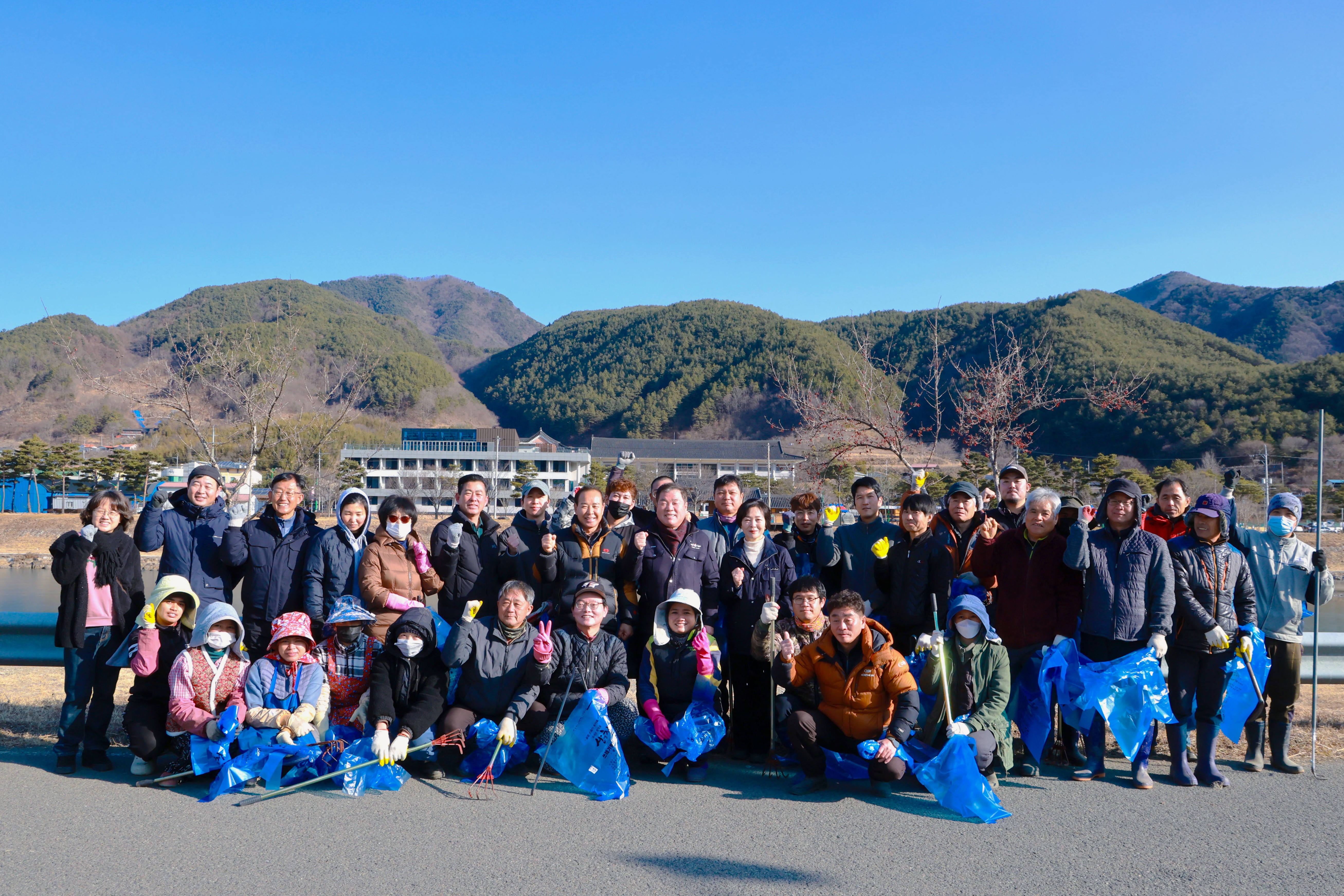 시천면, 이장협의회 등 사회단체 설맞이 합동 환경정화 활동 1