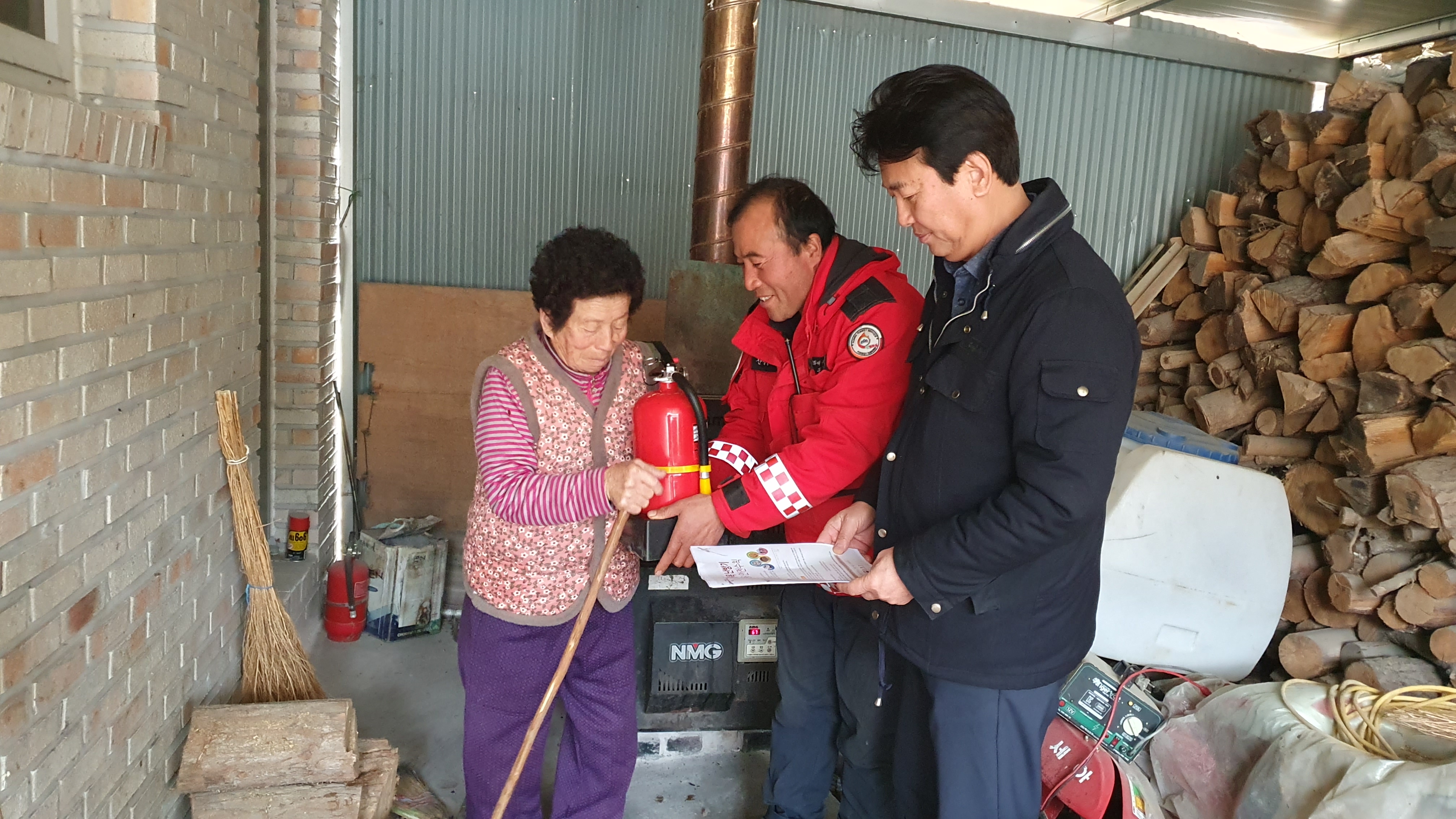 가마실 농촌체험휴양마을, 산불 예방을 위한 소화기 기탁 2
