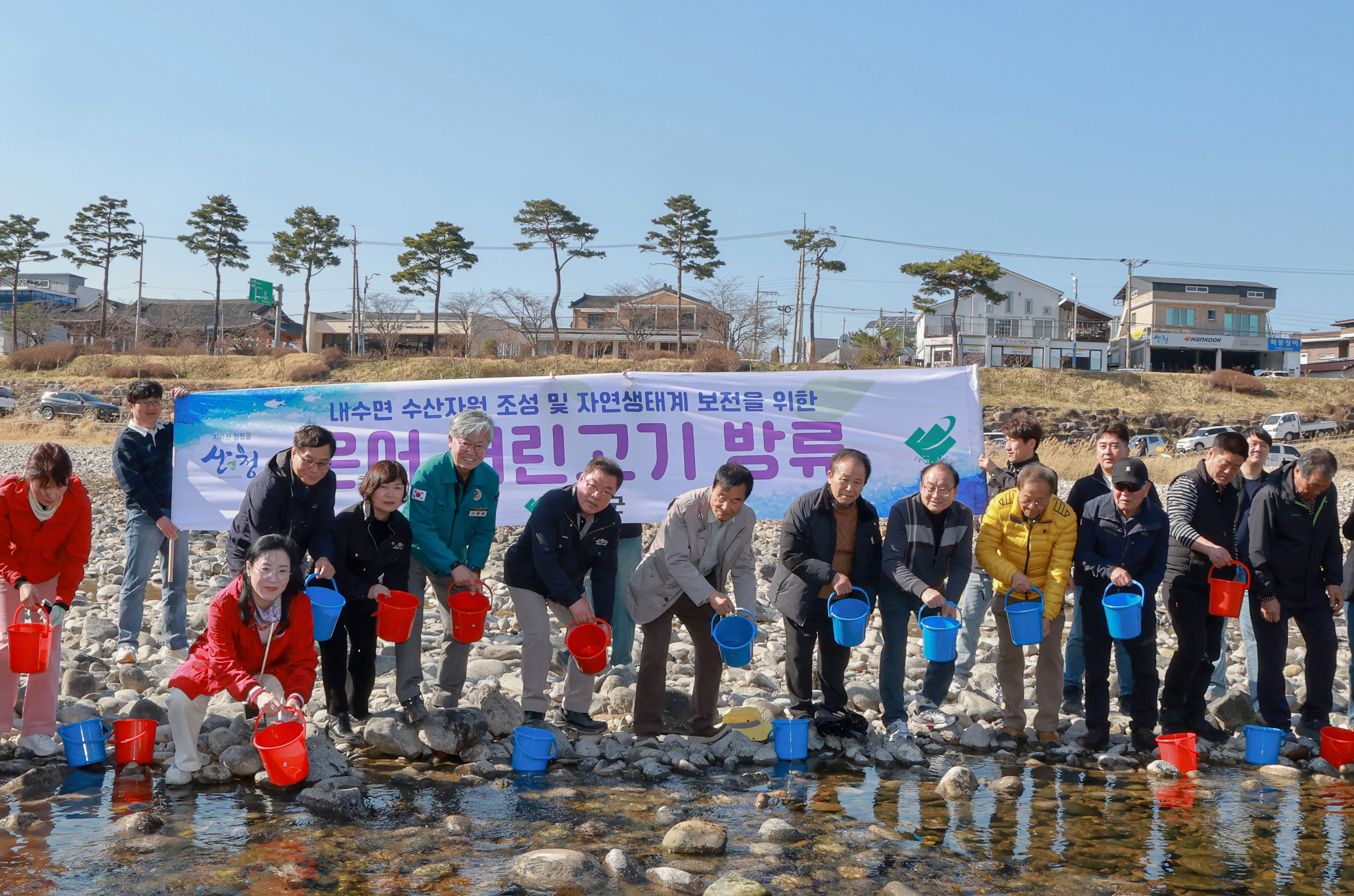 산청군, ‘은어 치어 방류’로 수산자원 회복 활력 불어넣는다 1