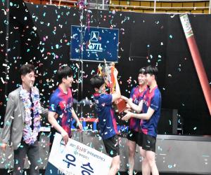 '산청군 한국 첫 프로탁구 챔피언 트로피 들었다'
