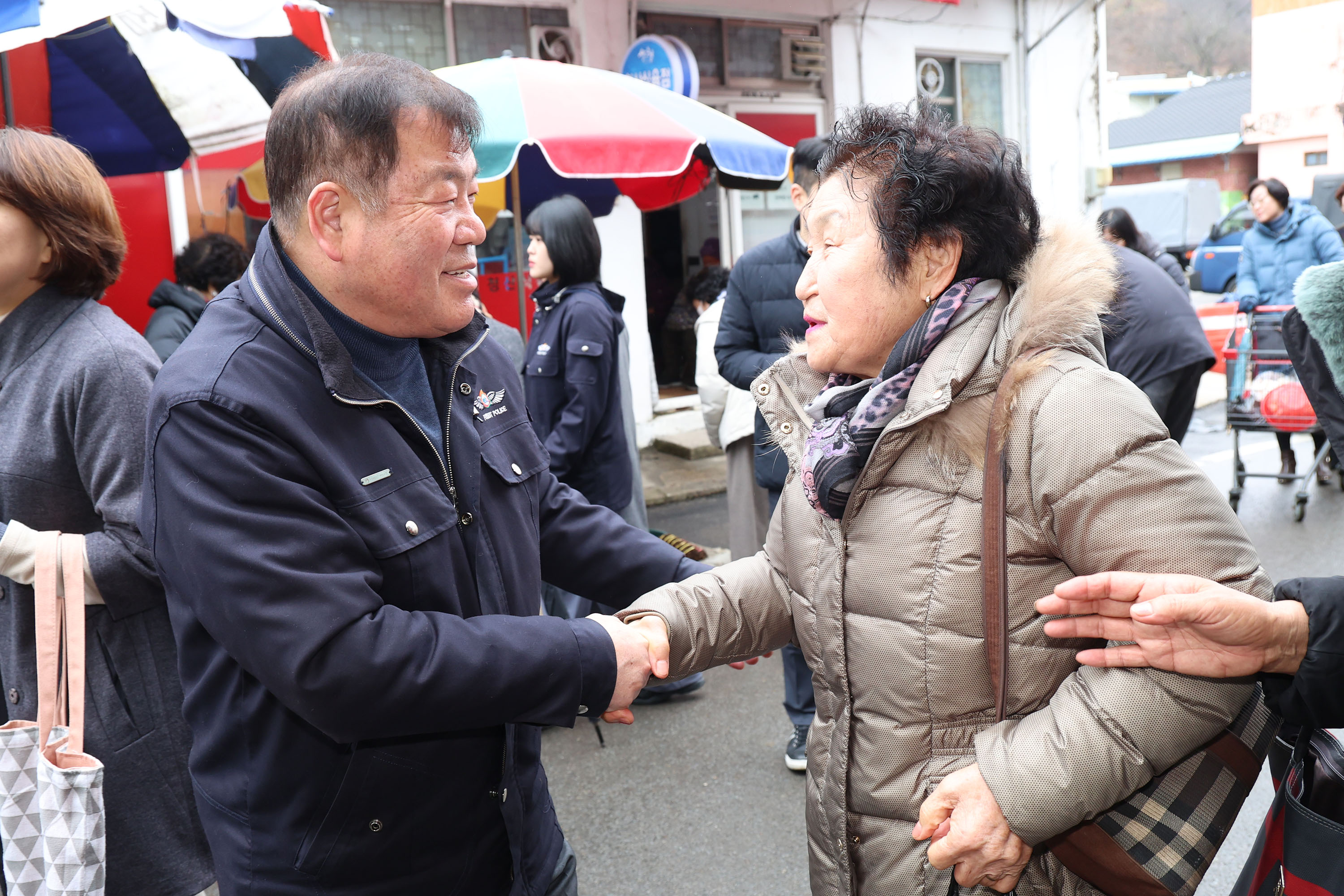 이승화 군수, 설 명절 전통시장 장보기행사 1