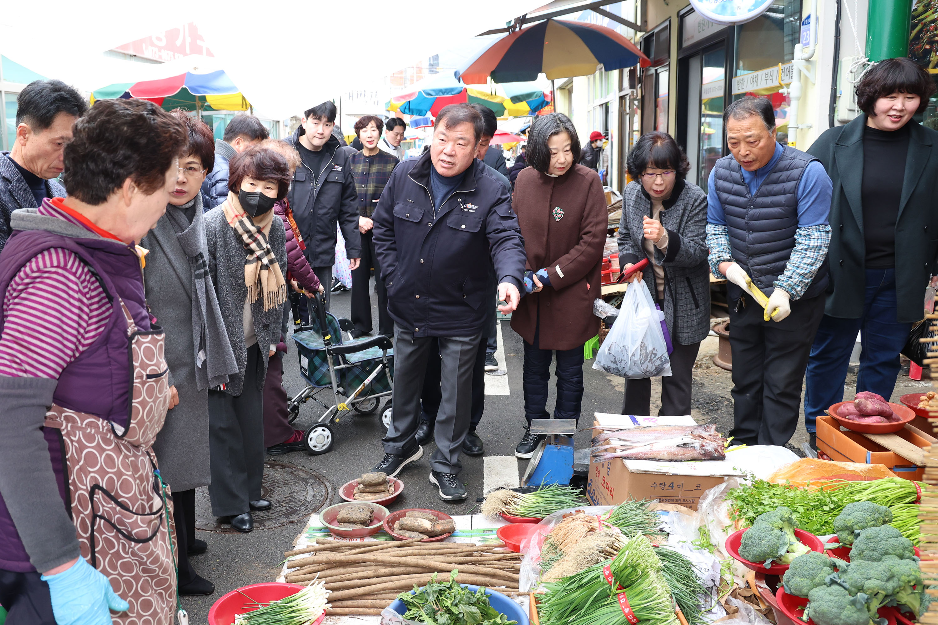 이승화 군수, 설 명절 전통시장 장보기행사 4