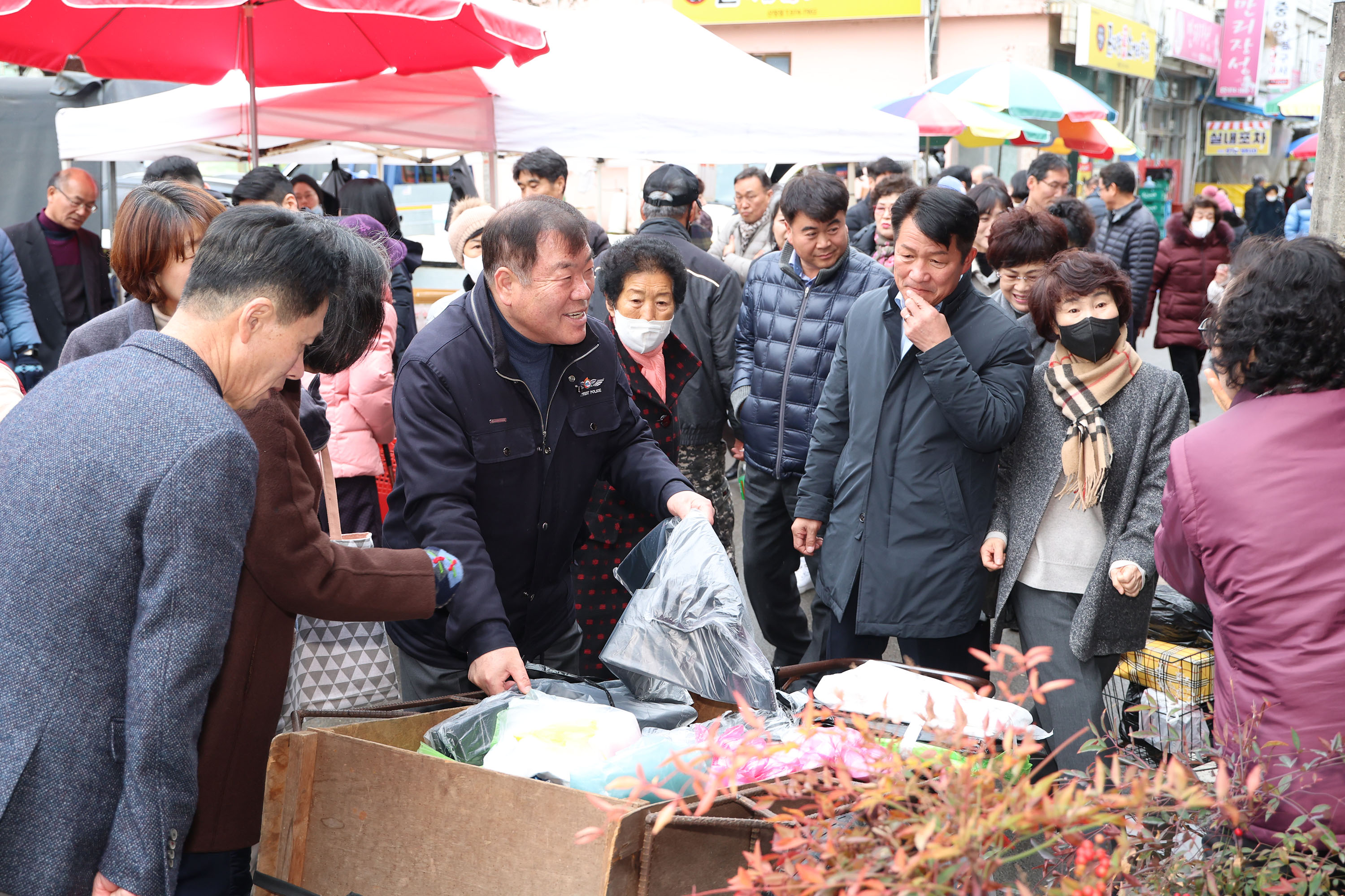 이승화 군수, 설 명절 전통시장 장보기행사 5