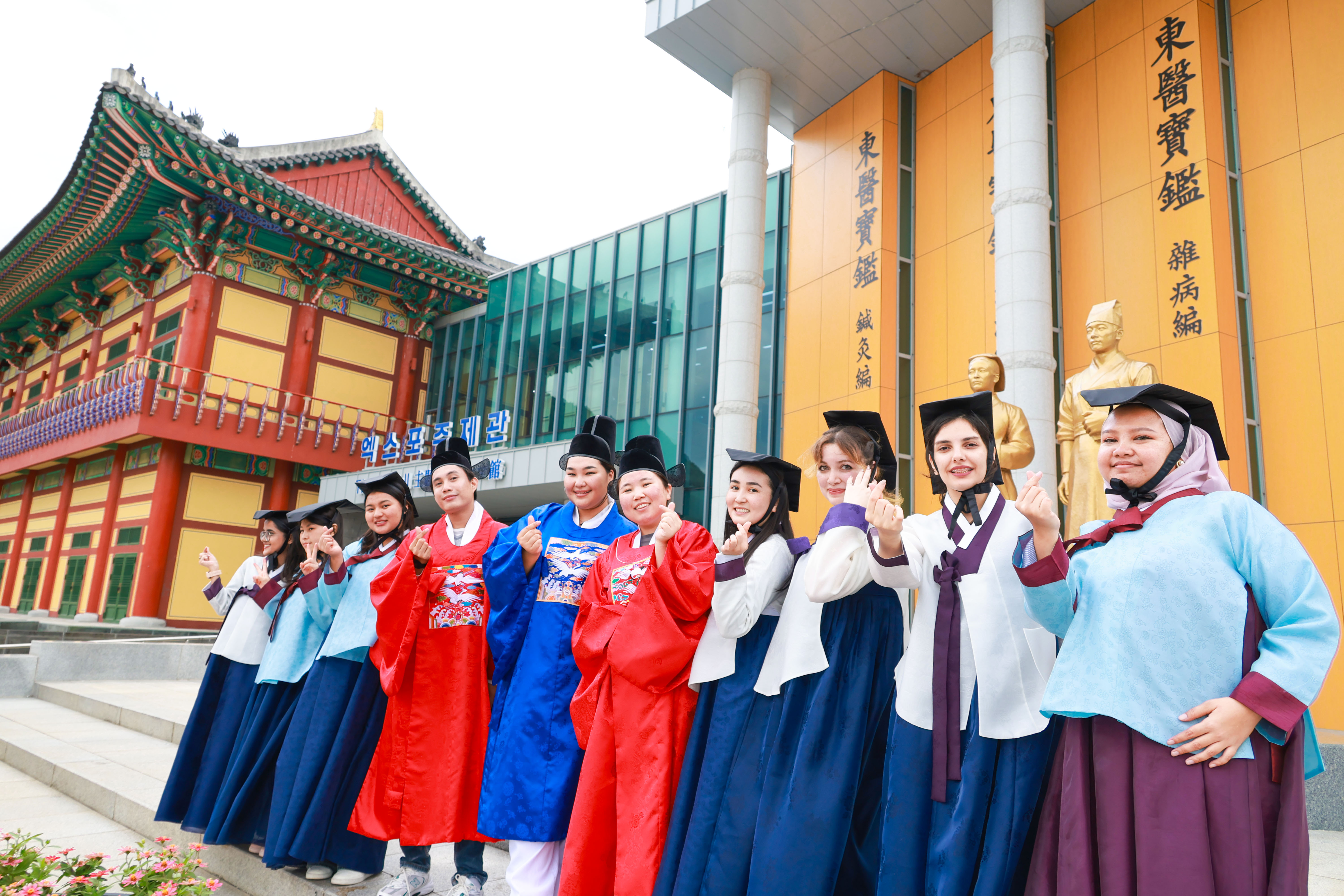 산청서 어의·의녀복 입고 ‘찰칵’ 1