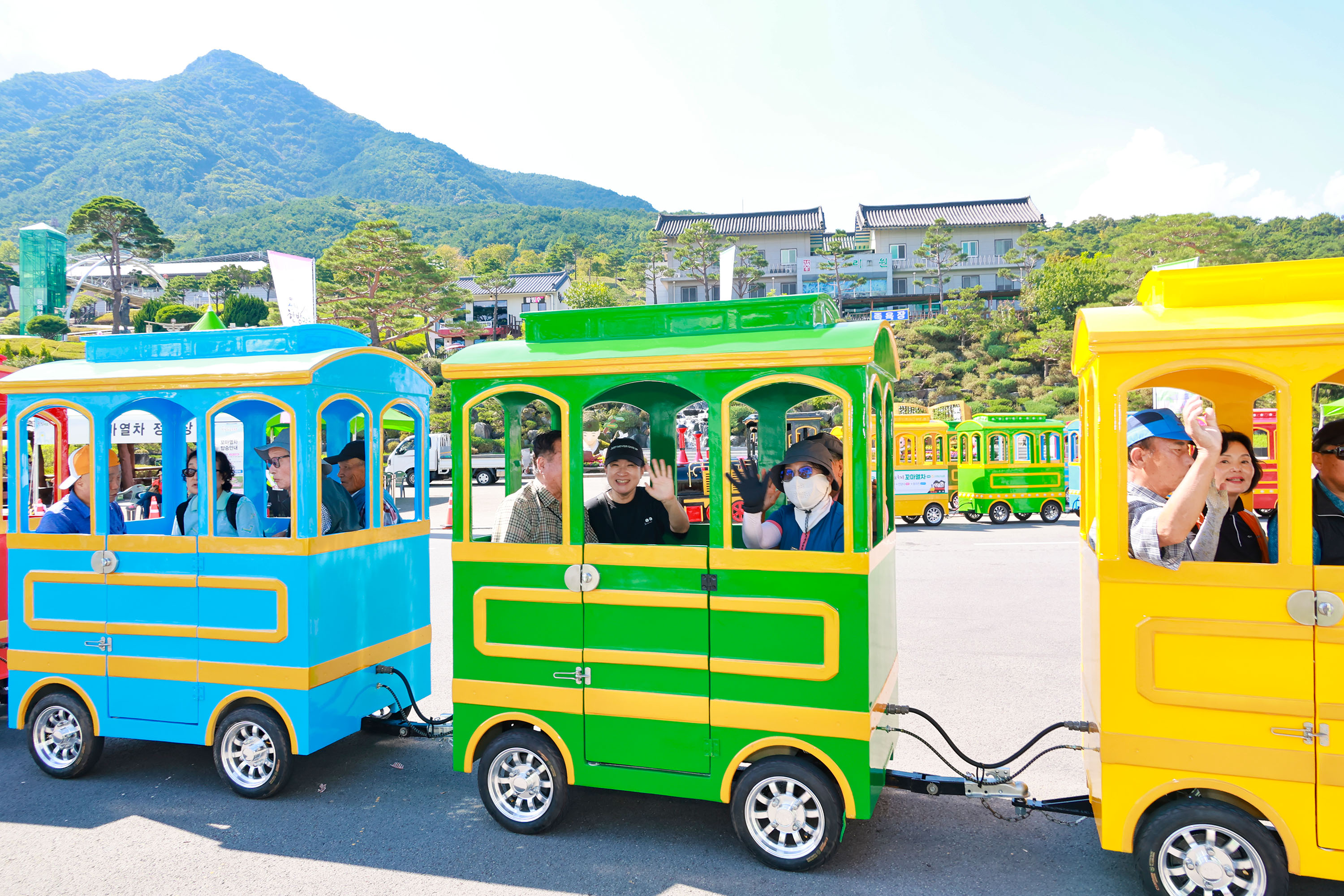 ‘칙칙폭폭’ 동의보감촌 누비는 꼬마 열차 3