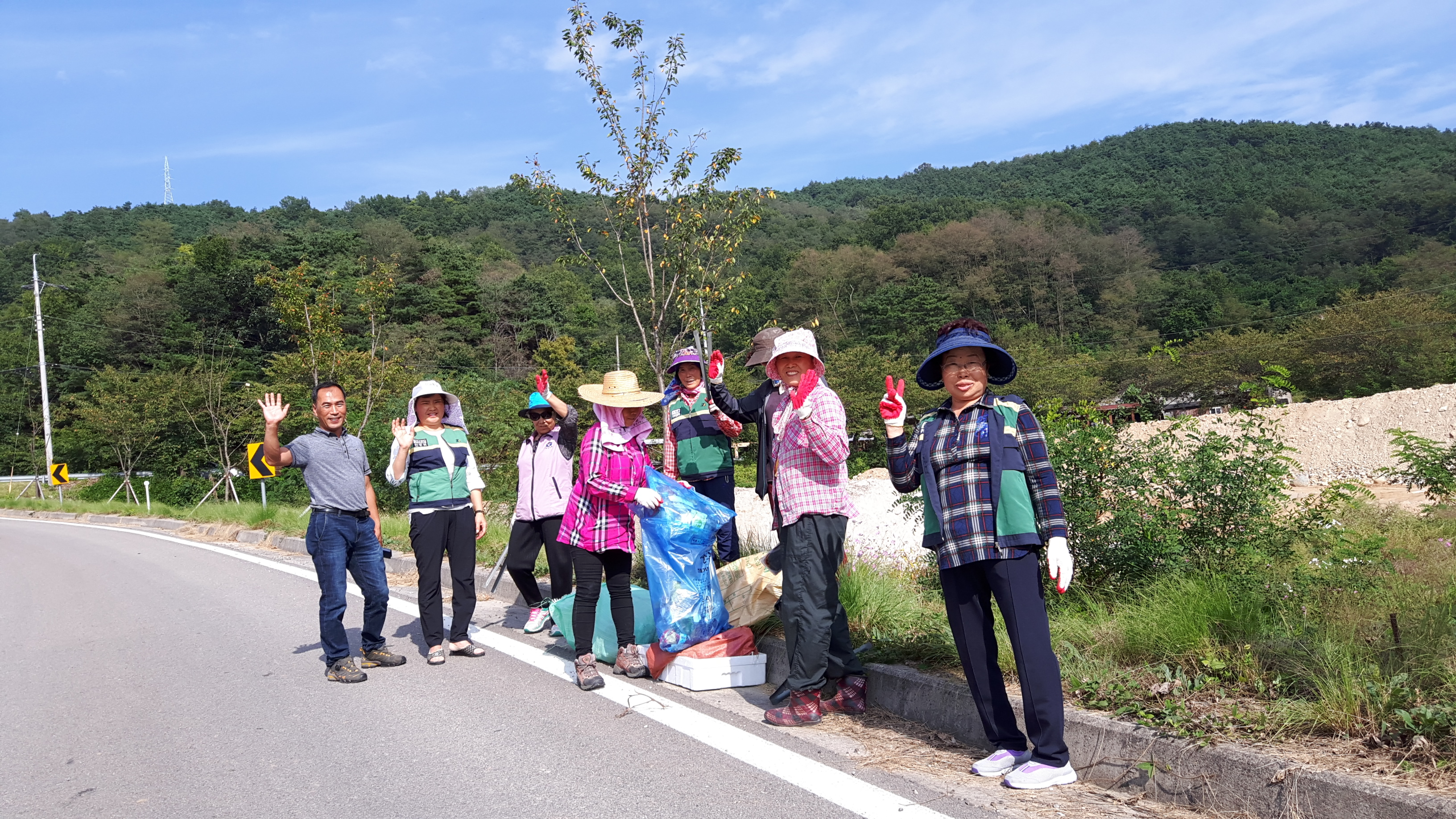 사회단체와 함께한 추석맞이 오부면 도로변 대청소 1