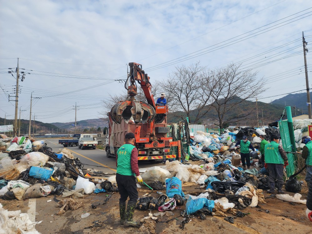 산청읍 폐비닐 집하장 환경정비 실시 1