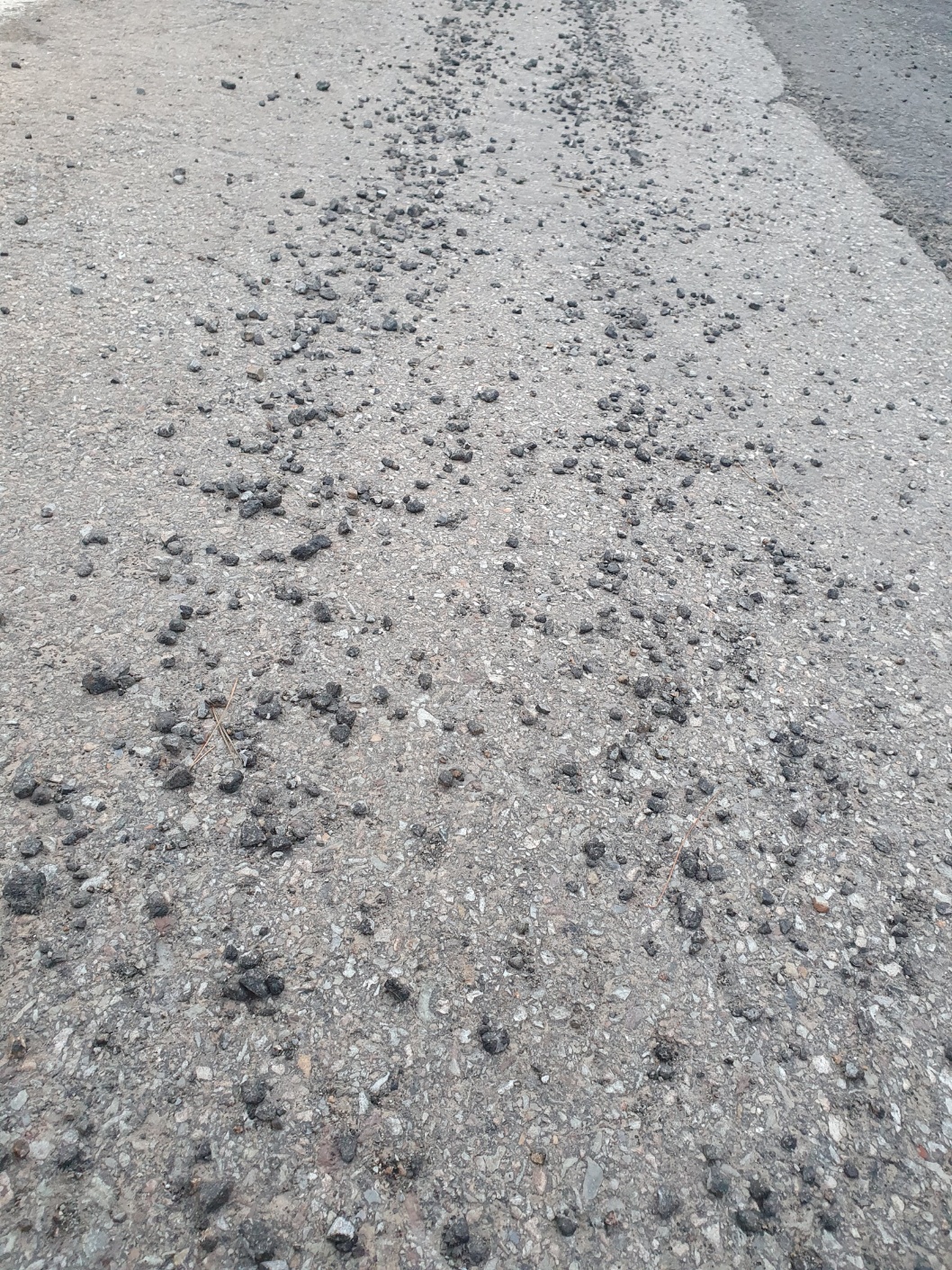 임시포장한 도로위 방치된 아스콘 조각과 돌들로 인한 차량훼손 1